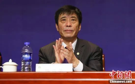 　　　　诞生在艰辛山区的穷孩子拉里经由过程本身年夜胆的想象和气概气派，创建了《好色客》杂志，里面以极端的粗鄙轻贱和年夜标准，周全超出了《花花令郎》等老牌色情杂志，一度成了色情王国的最闪烁新星。