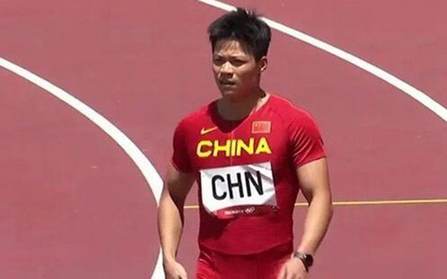 同时在直播的过程中，平台方会邀请自家当红主播在线陪看陪聊，还定期设置问题邀请网友们作答，网友们通过发弹幕的形式回答与电影内容相关的问题，既有大神级别的脑洞回答让人眼前一亮，也有大吐苦水的犀利吐槽令人捧腹大笑